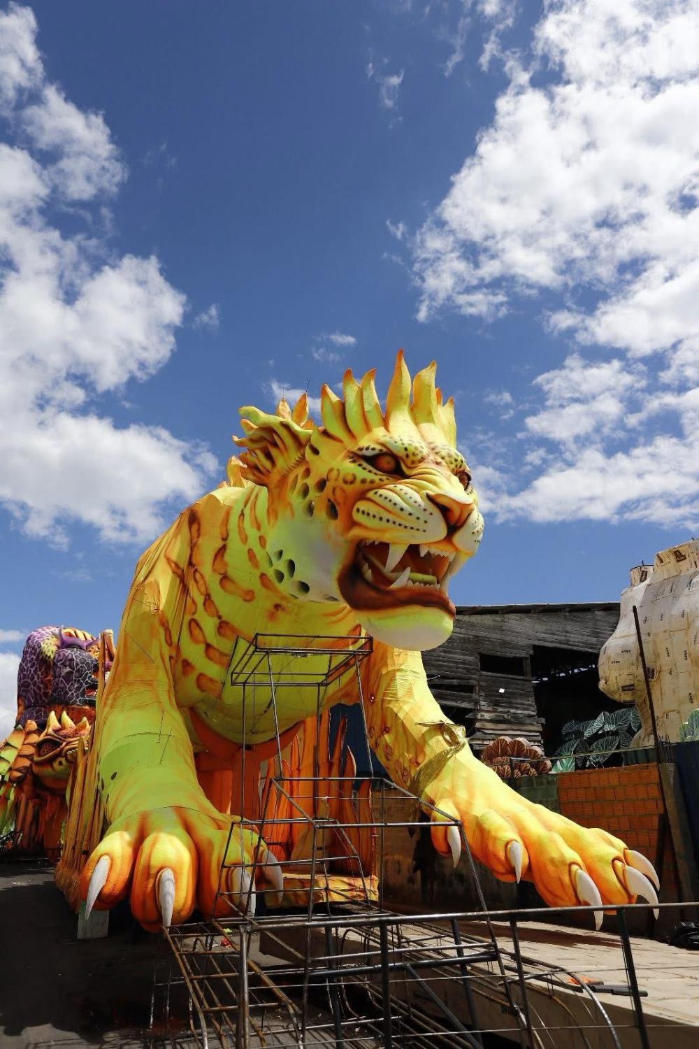 Caprichoso inicia transporte das alegorias para o Bumbódromo com clima de festa e confiança