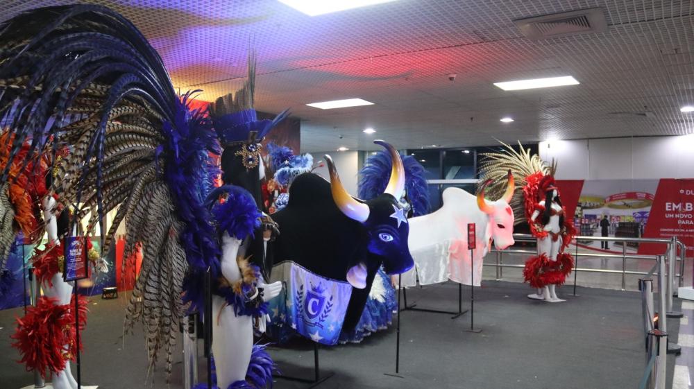 Festival de Parintins 2025: Amazonastur lança a exposição “Embarque na Magia de Parintins” no Aeroporto de Manaus