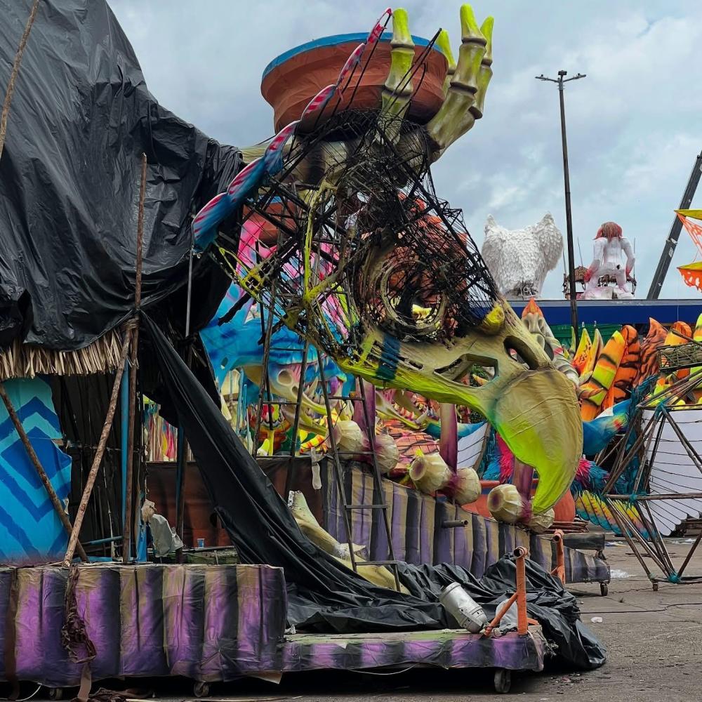 Rivalidade só na arena: alegoria do Caprichoso pega fogo e artistas dos dois bumbás se unem para debelar o incêndio