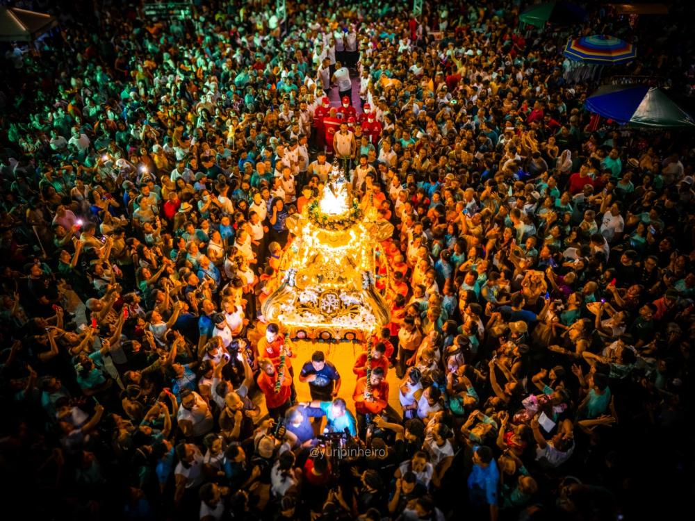 Procissão de Nossa Senhora do Carmo arrasta multidão pelas ruas de Parintins