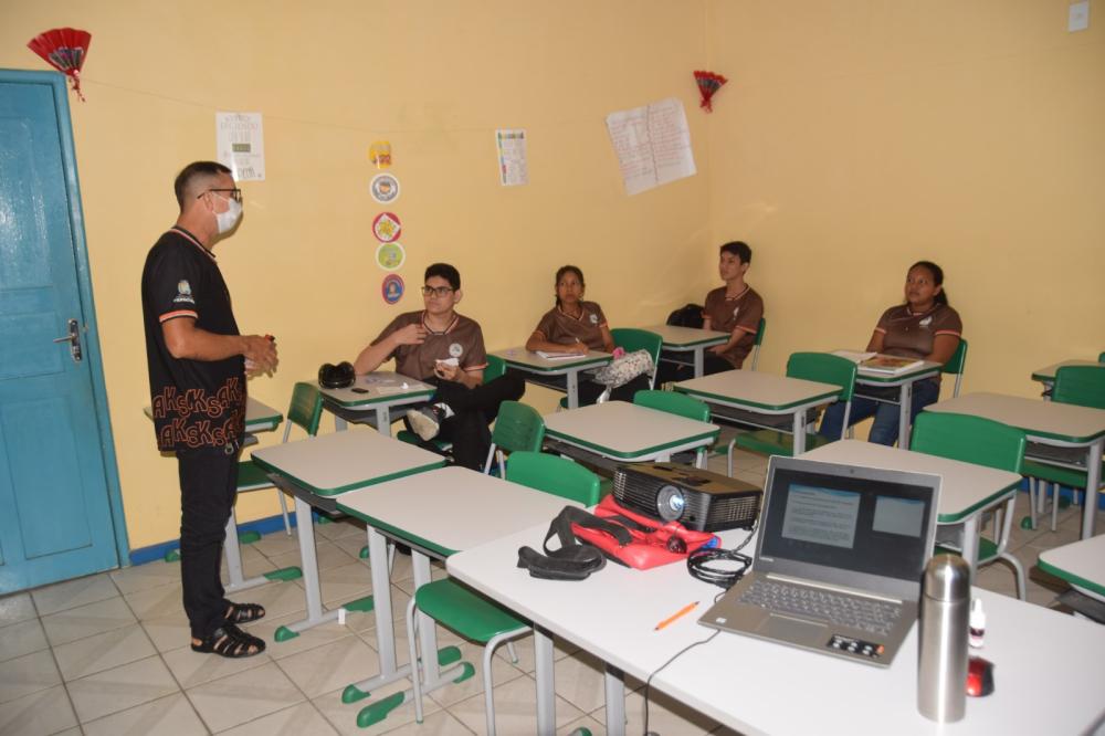 Escola Aldair Kimura retoma cursos de Libras, Inglês, Espanhol e Informática em Parintins