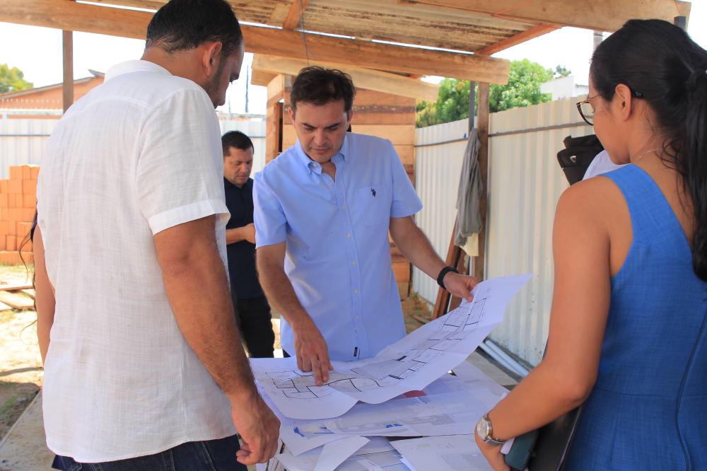 Prefeito Mateus Assayag vistoria obras com investimentos na saúde, educação e esporte
