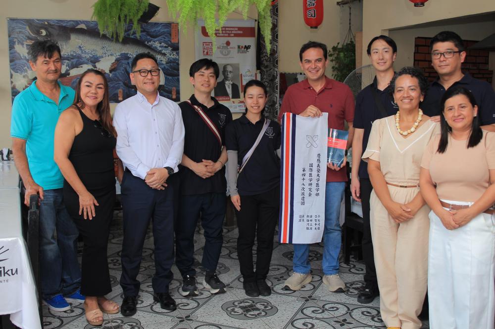 Parintins recebe estudantes japoneses para intercâmbio na UBS fluvial