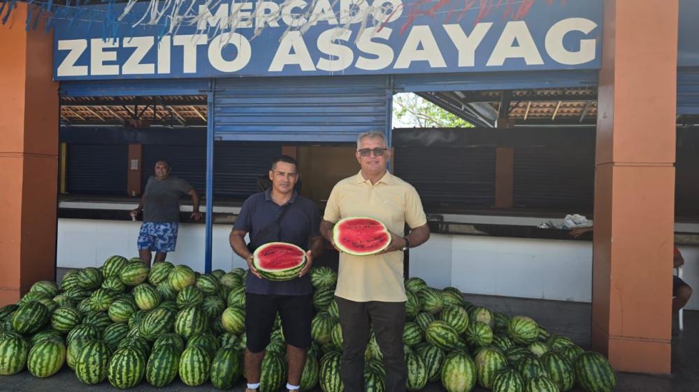 Prefeitura de Parintins apoia venda de melancia do Aduacá no Mercado Zezito Assayag