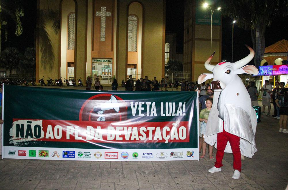 Boi Garantido marca presença em ato público contra o PL da Devastação, em Parintins