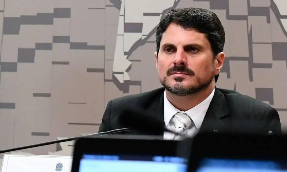 Senador Marcos do Val retorna ao Brasil e começa a usar tornozeleira eletrônica