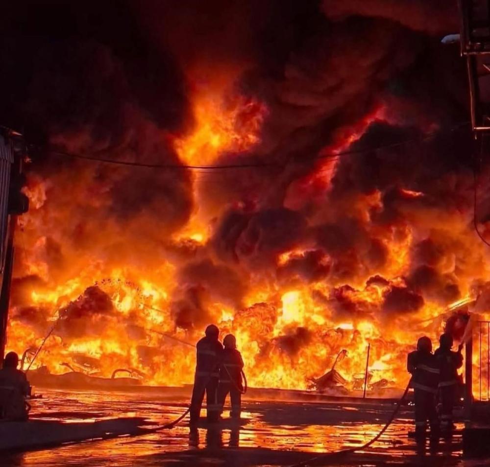 Incêndio em fábrica de Manaus segue intenso e bombeiros tem dificuldade em debelar o fogo