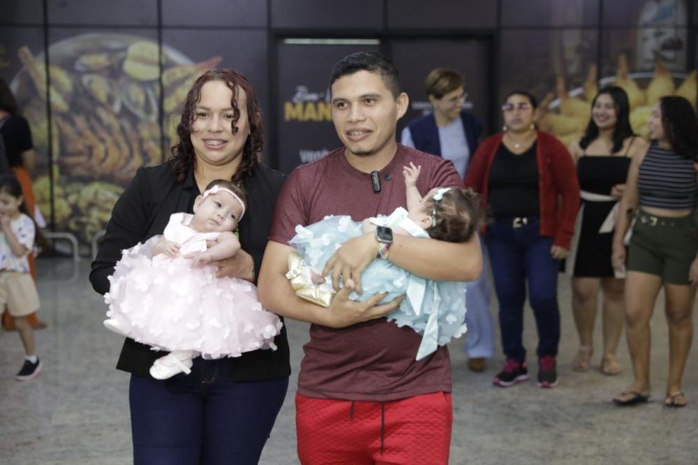 Gêmeas siamesas que passaram por cirurgia de separação em Goiás retornam ao Amazonas