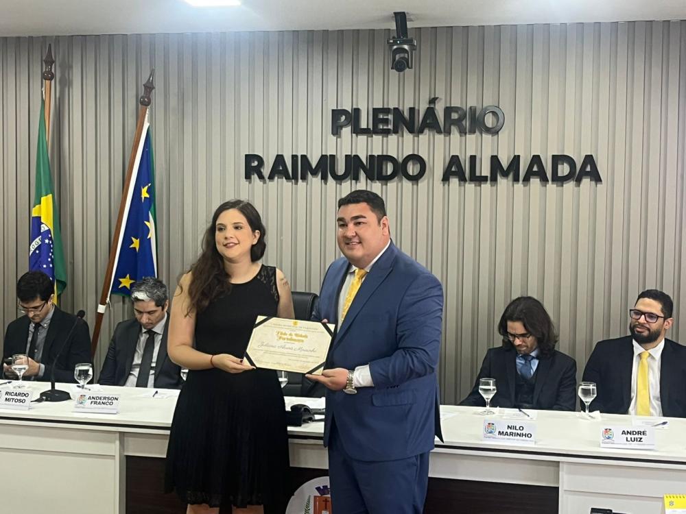 Juíza Juliana Arrais recebe título de cidadã parintinense