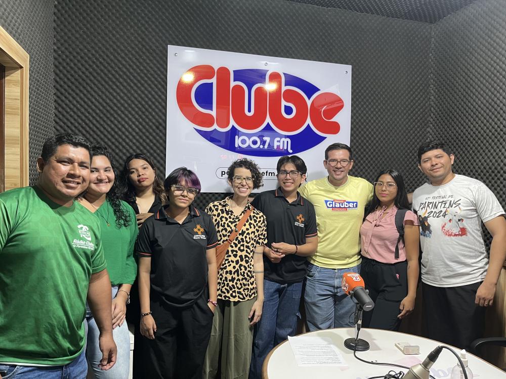 Alunos de Jornalismo da Ufam realizam visita técnica à Rádio Clube de Parintins