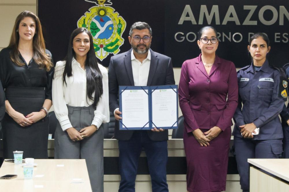 Governador Wilson Lima libera uso de armas de choque por mulheres