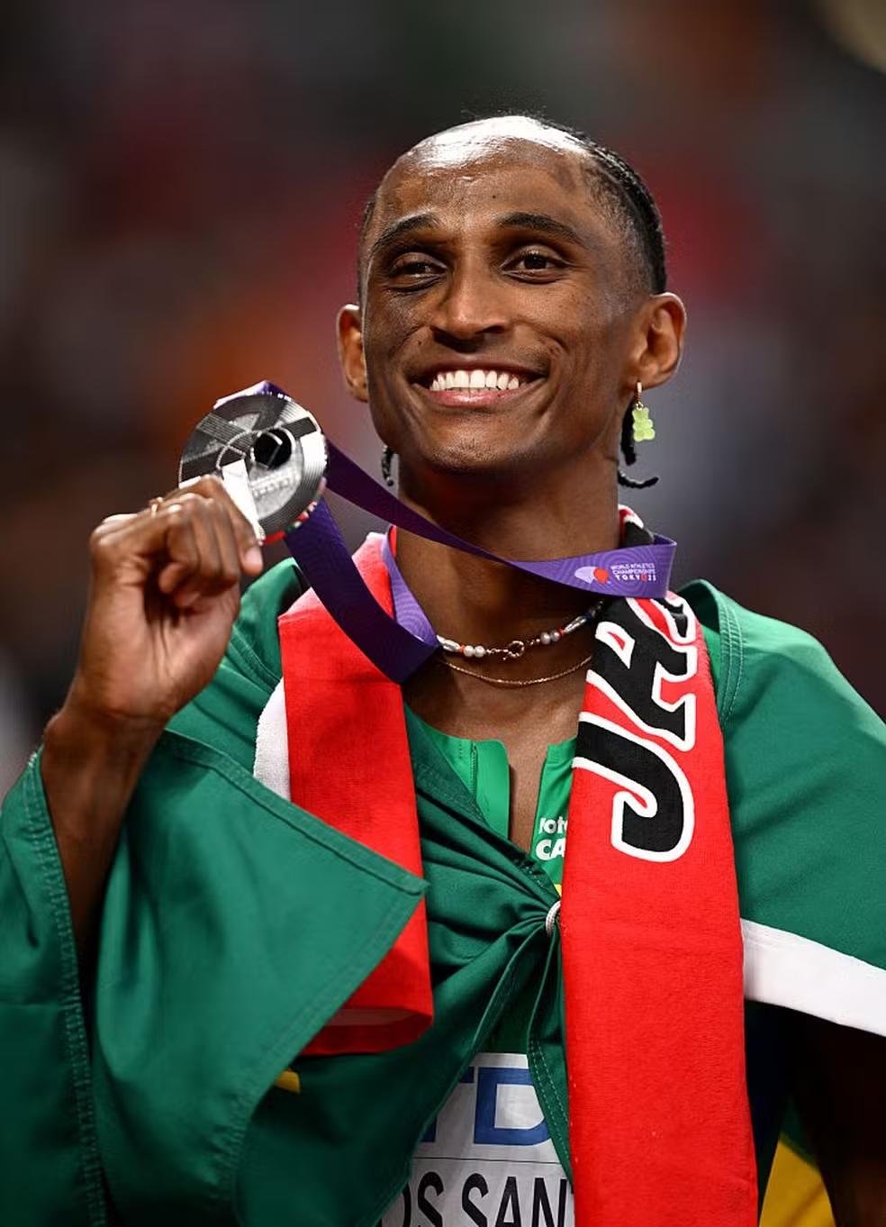 Alison dos Santos fica com a prata nos 400m com barreiras no Mundial de Tóquio