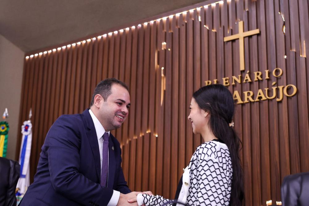 Deputado Roberto Cidade recebe participantes do Parlamento Jovem na Aleam