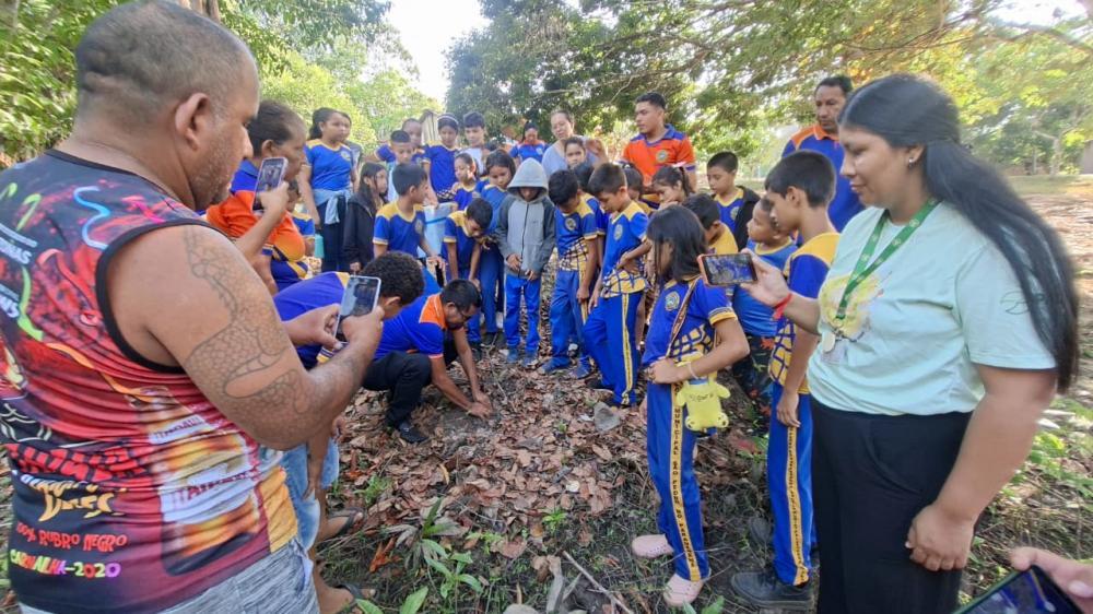 Em Parintins, alunos do Parananema acompanham ação do Programa Pé-de-Pincha