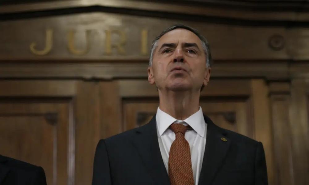 Ministro Luís Roberto Barroso anuncia aposentadoria do STF