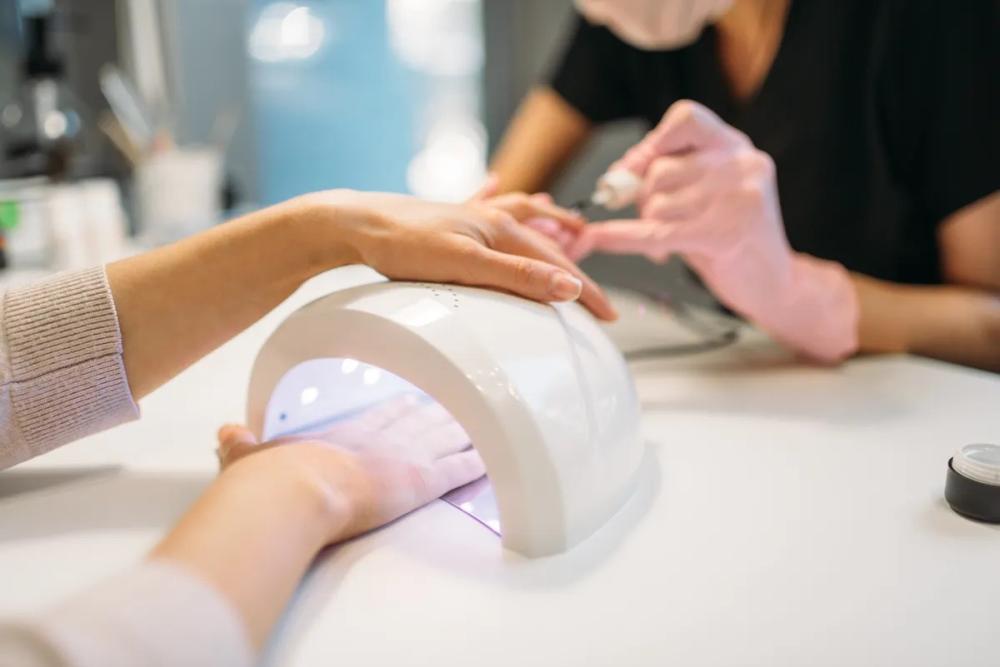 Anvisa proíbe uso de substâncias em esmaltação em gel por risco à saúde