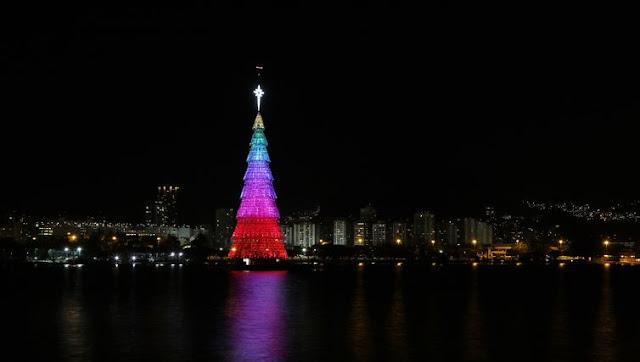 Caprichoso e Garantido são atrações da Árvore de Natal da Lagoa Rodrigo de Freitas, no RJ