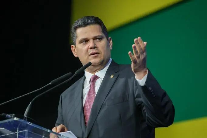 Alcolumbre pauta PL da Dosimetria apesar de pressão por adiamento