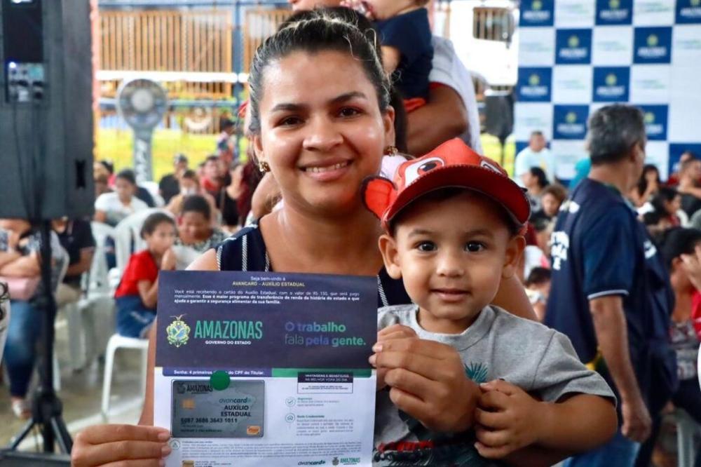 Governo do Amazonas entrega cartões do Auxílio Estadual em Parintins