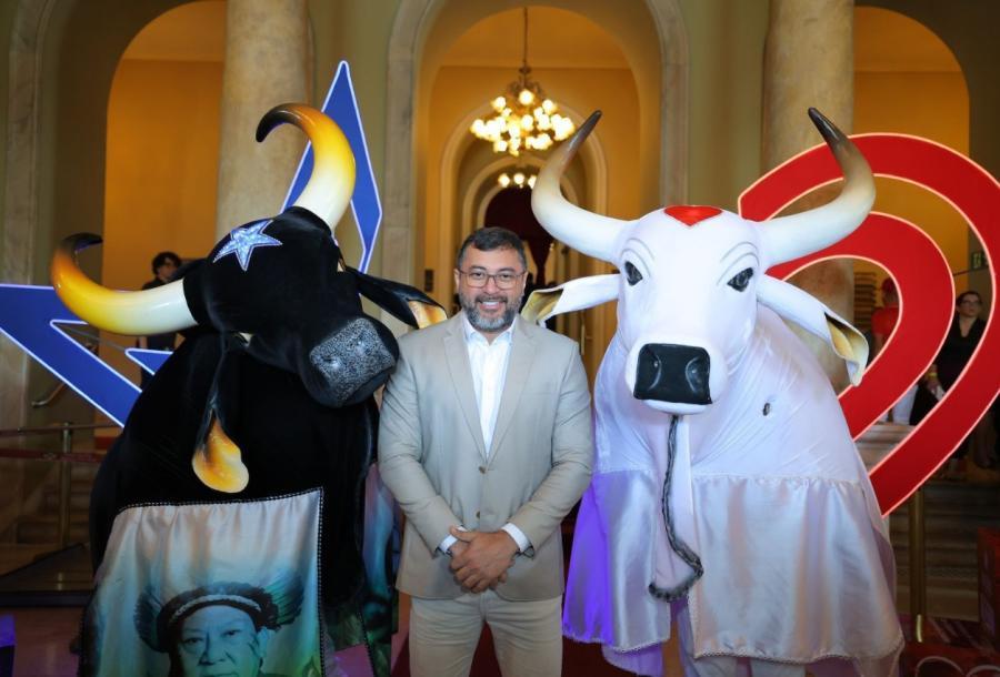 Wilson Lima faz ação de natal e entrega mil novos cartões do Auxílio Estadual em Parintins