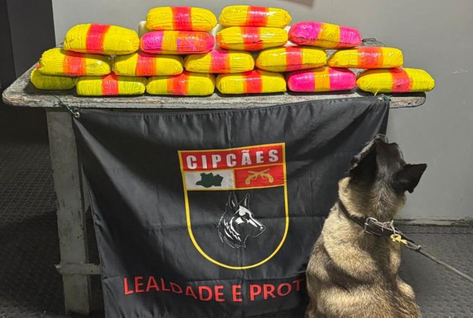 Polícia apreende 20 kg de droga dentro de bote acoplado a uma embarcação