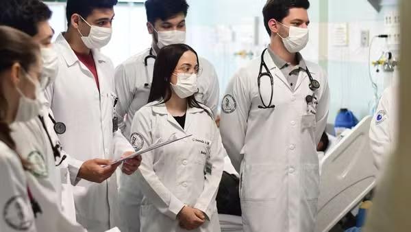 CAS do Senado aprova projeto que cria exame obrigatório para médicos recém-formados