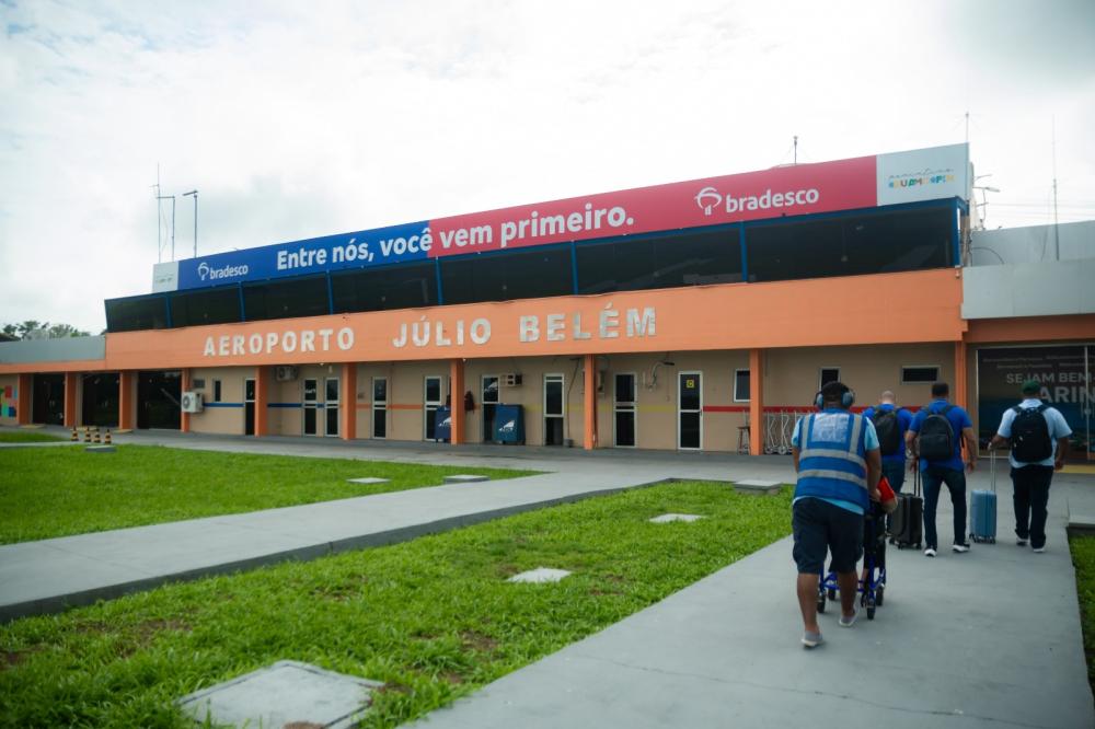 Prefeitura de Parintins realiza serviços de manutenção no aeroporto Júlio Belém