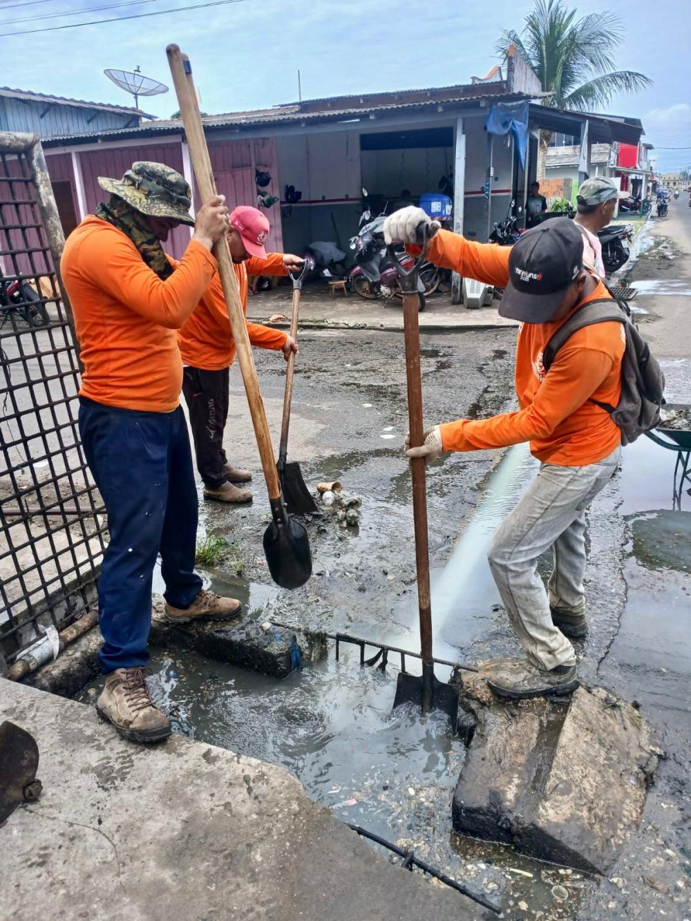 Prefeitura de Parintins intensifica limpeza de bueiros em ação preventiva