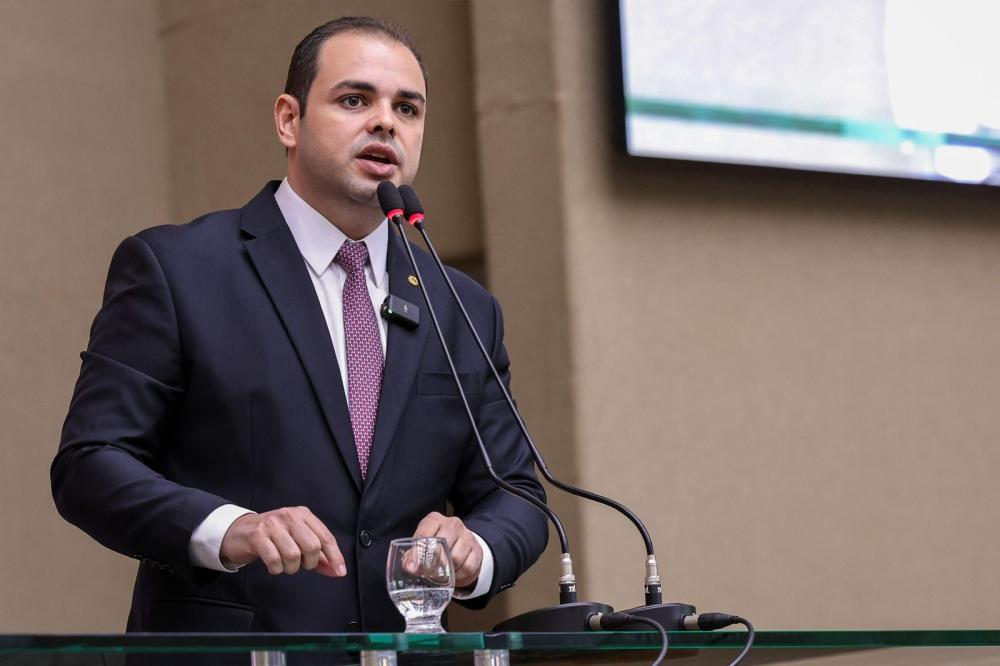 Roberto Cidade reforça lei que protege crianças da exposição online