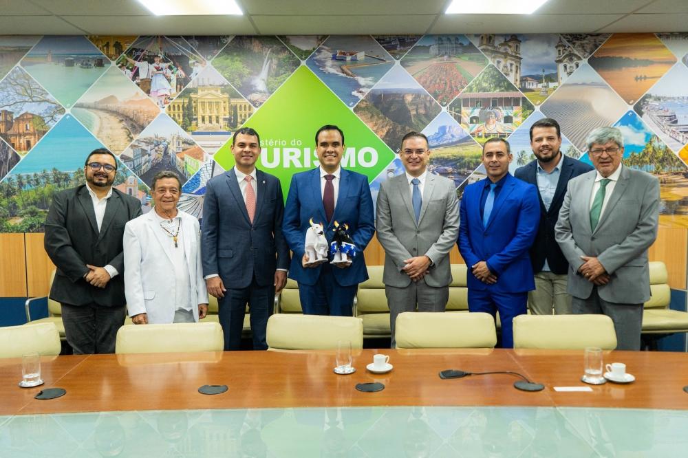 Mateus Assayag e bumbás Caprichoso e Garantido reúnem com ministro do turismo, Gustavo Feliciano