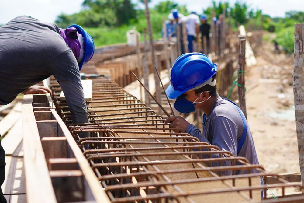 Construção do muro de arrimo fortalece a proteção da orla de Parintins