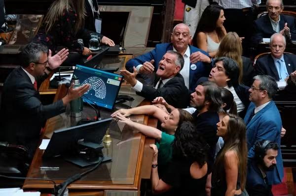 Reforma trabalhista de Milei é aprovada na Câmara com mudanças