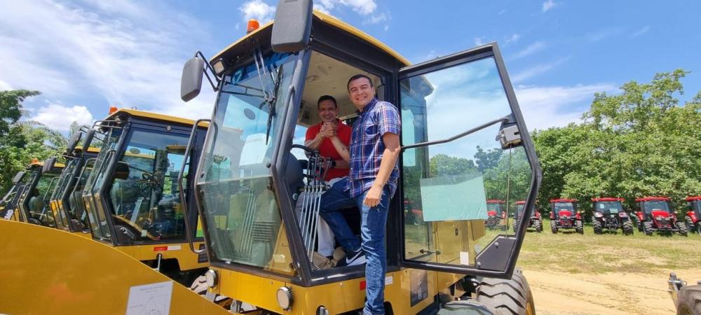 Deputado Sidney Leite entrega máquinas agrícolas a quatro municípios do Amazonas