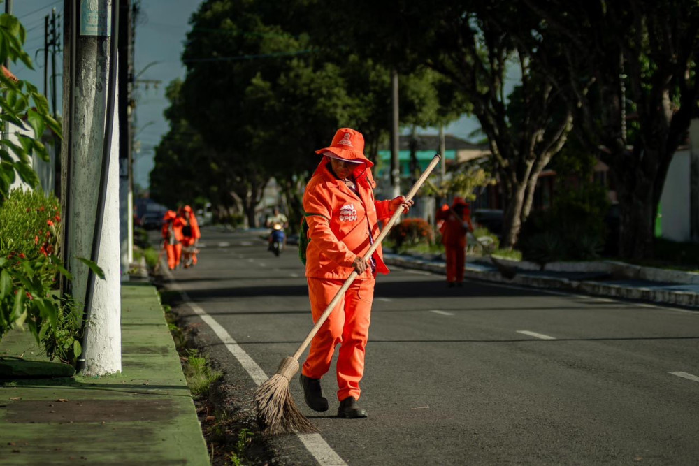 Prefeitura de Parintins fortalece limpeza pública com serviços em toda a cidade