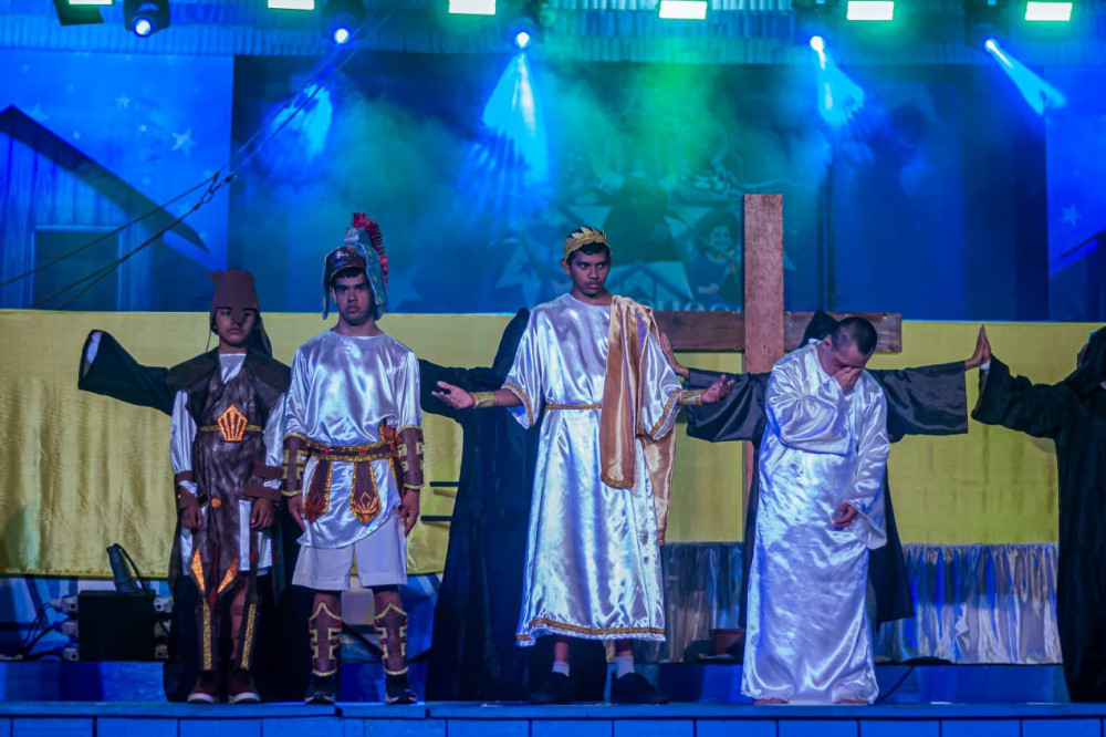 Curral do Caprichoso recebe encenação da Paixão de Cristo com crianças com Síndrome de Down e PCDs