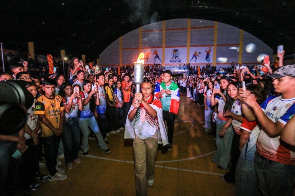 Parintins festeja Seletiva dos JEAs Pólo III com Tocha Olímpica simbolizando esporte, tecnologia e cultura popular