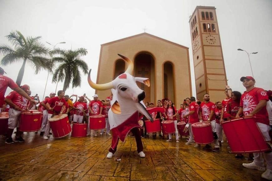Alvorada vermelha e branca movimenta Parintins nesta quinta-feira