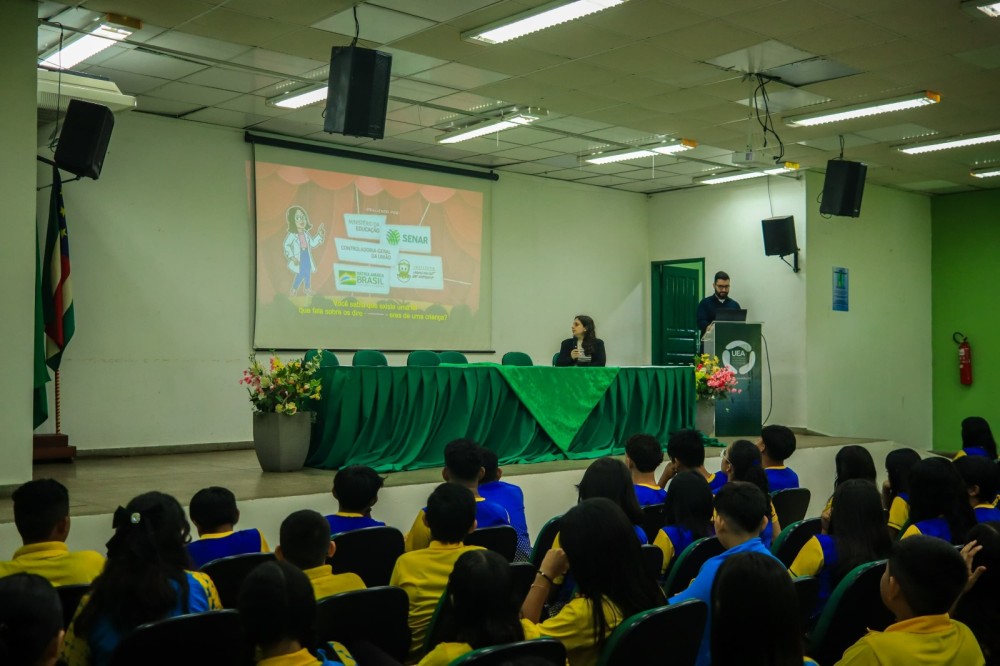 Alunos da rede municipal de Parintins participam de palestra sobre direitos da criança e do adolescente