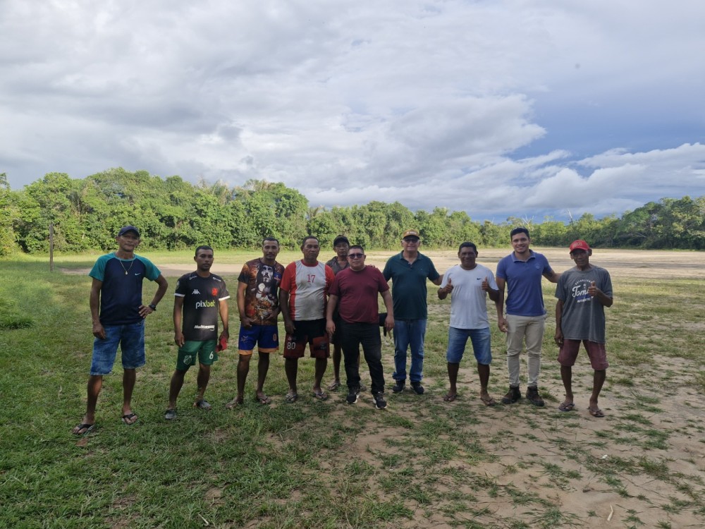 Prefeitura de Parintins visita quatro comunidades contempladas com iluminação de LED para os campos de futebol