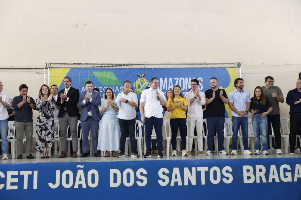 Governador Roberto Cidade entrega 800 títulos definitivos na zona norte de Manaus