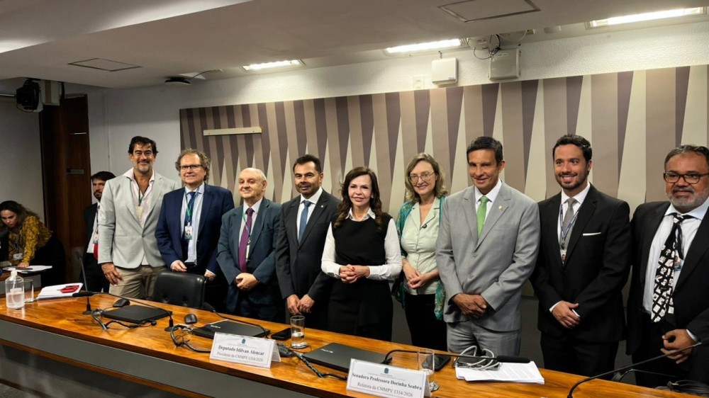 Sidney Leite comemora aprovação de relatório que eleva piso salarial dos professores