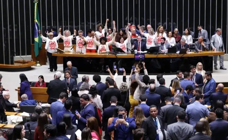 Fim da escala 6x1 é aprovada na Câmara e proposta vai ao Senado
