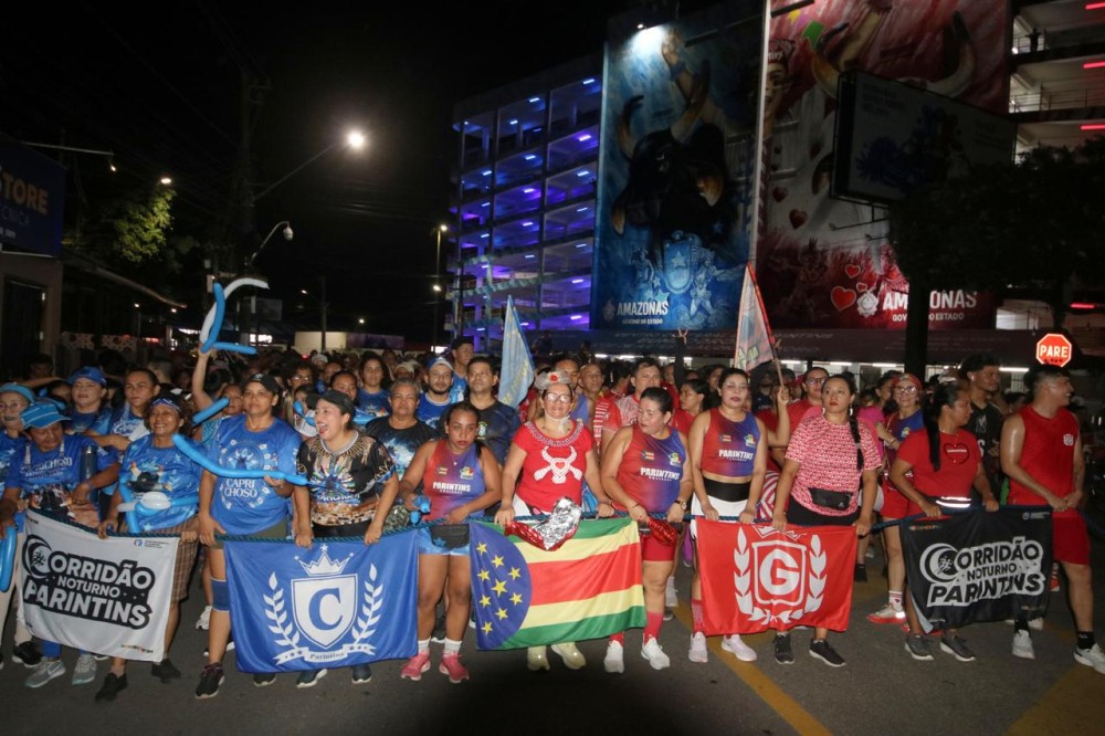No clima do Festival, Corridão das Cores combate sedentarismo e colore Parintins de azul e vermelho