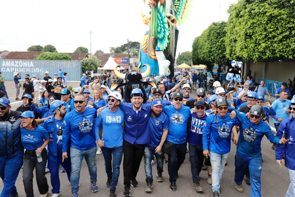 Caprichoso inicia traslado das alegorias para o Bumbódromo em grande operação logística