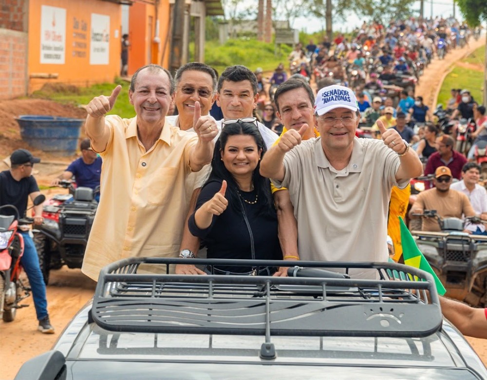 Omar Aziz e Eduardo Braga reúnem multidão em maratona de entregas e anúncios em municípios do Juruá
