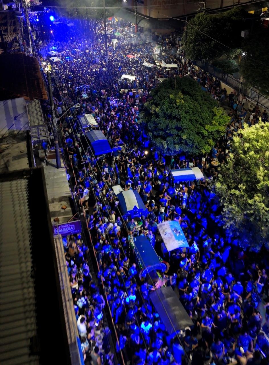 Mais de 60 mil pessoas transformam Parintins em um mar azul e branco no Boi de Rua do Caprichoso