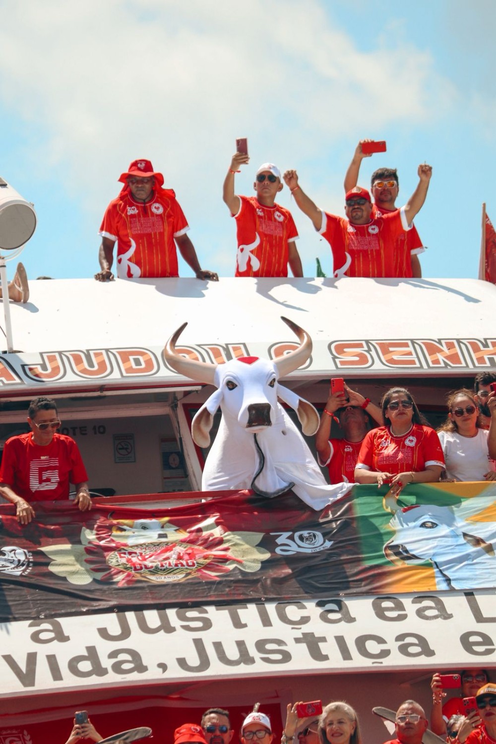 Caravana do MAG desembarca em Parintins e reforça torcida do Garantido para o Festival 2026