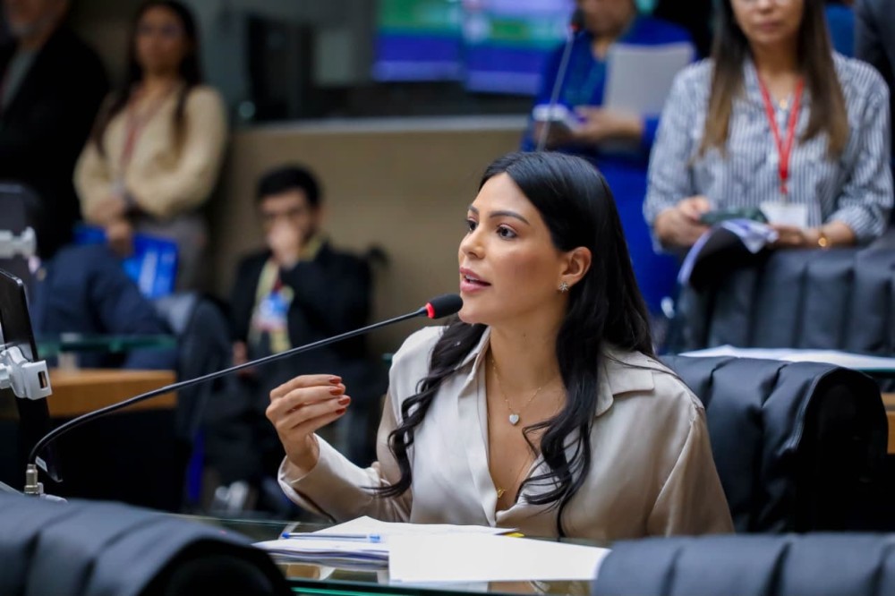 Mayra Dias propõe unificação do recesso escolar entre redes estadual e municipal no Amazonas