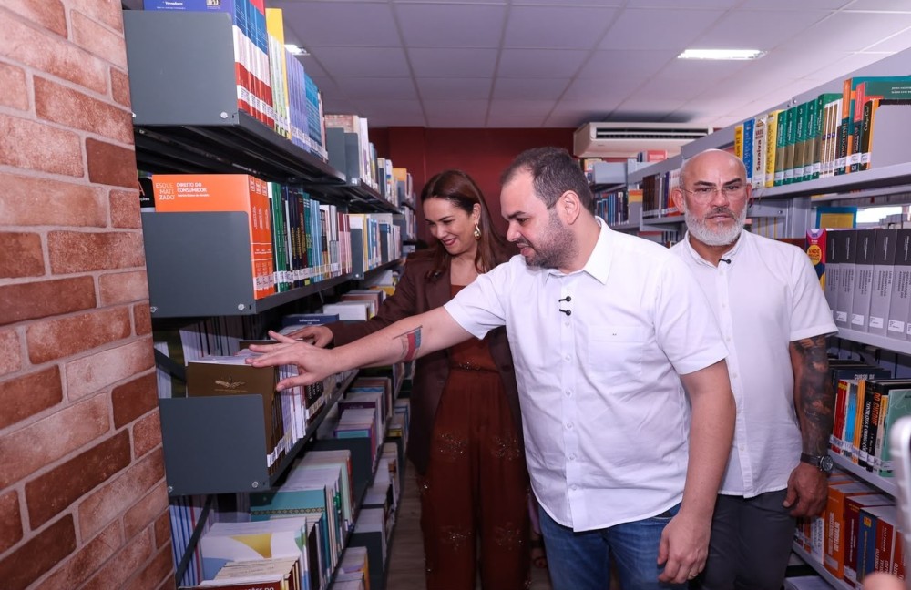 Governador Roberto Cidade inaugura biblioteca do Centro de Estudos Superiores da UEA em  Itacoatiara