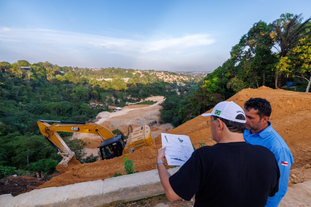 Eduardo Braga fiscaliza andamento das obras de contenção da erosão no Pingo d’Água, na zona Leste de Manaus